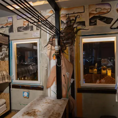 хайкърс Хостел *